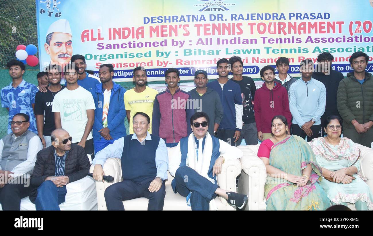 Patna, Indien. Dezember 2024. PATNA, INDIEN - 1. DEZEMBER: Filmstar und TMC-MP Shatrughan Sinha hielt seinen Vortrag während des Deshratna Dr. Rajendra Prasad All India Men's Tennis Tournament 2024 im Pataliputra am 1. Dezember 2024 in Patna, Indien. (Foto: Santosh Kumar/Hindustan Times/SIPA USA) Credit: SIPA USA/Alamy Live News Stockfoto