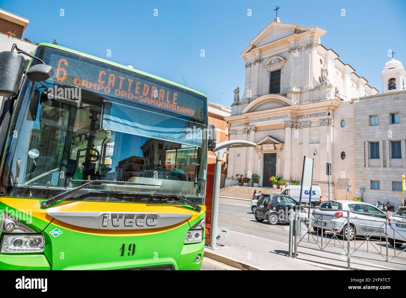 Civitavecchia Italien, Piazza Vittorio Emanuele II, Via XVI Settembre Straße, Iveco Bus Linie 6 Servizi Pubblici Cattedrale Campo Oro-San Gordiano, Ou Stockfoto