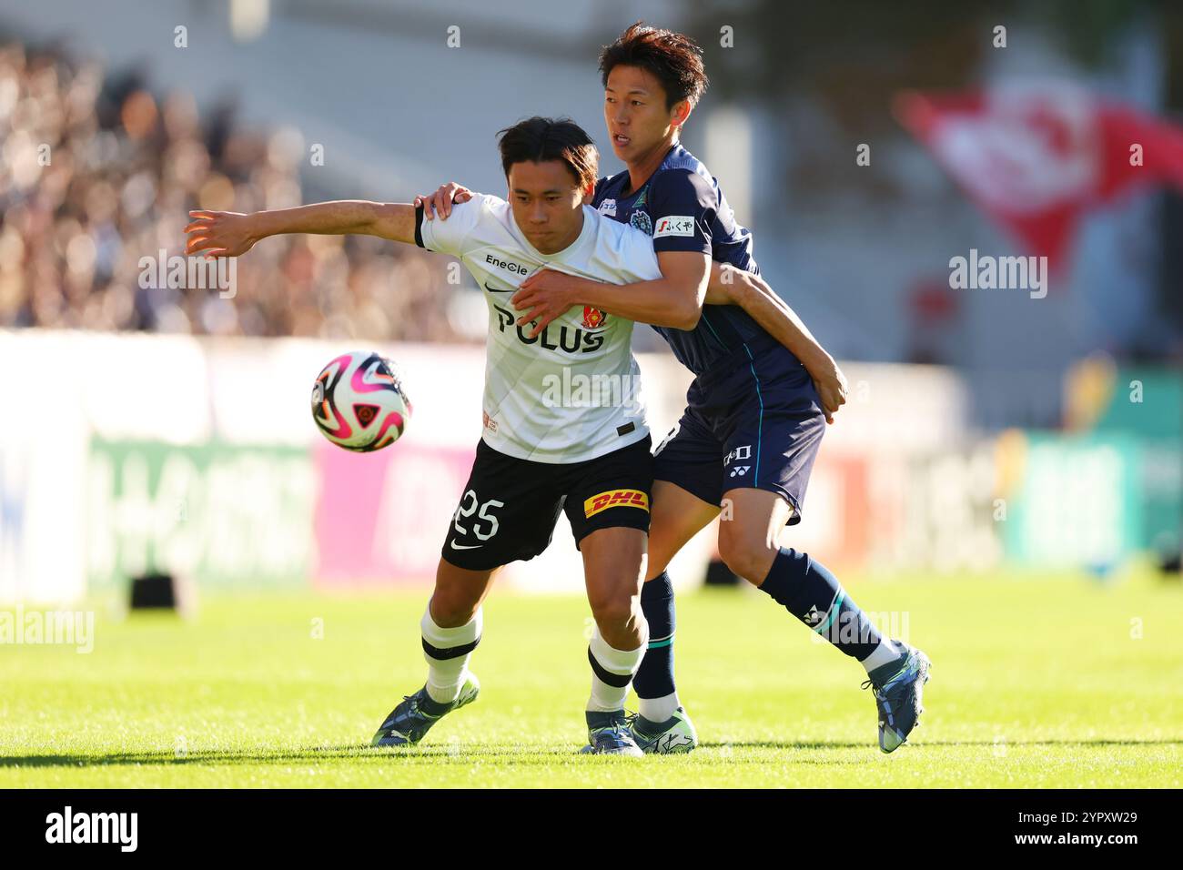 Fukuoka, Japan. November 2024 30. (L bis R) Kaito Yasui (Reds), Daiki Matsuoka (Avispa) Fußball/Fußball : 2024 J1 Liga Spiel zwischen Avispa Fukuoka 1-0 Urawa Red Diamonds im Best Denki Stadium in Fukuoka, Japan . Quelle: Naoki Morita/AFLO SPORT/Alamy Live News Stockfoto