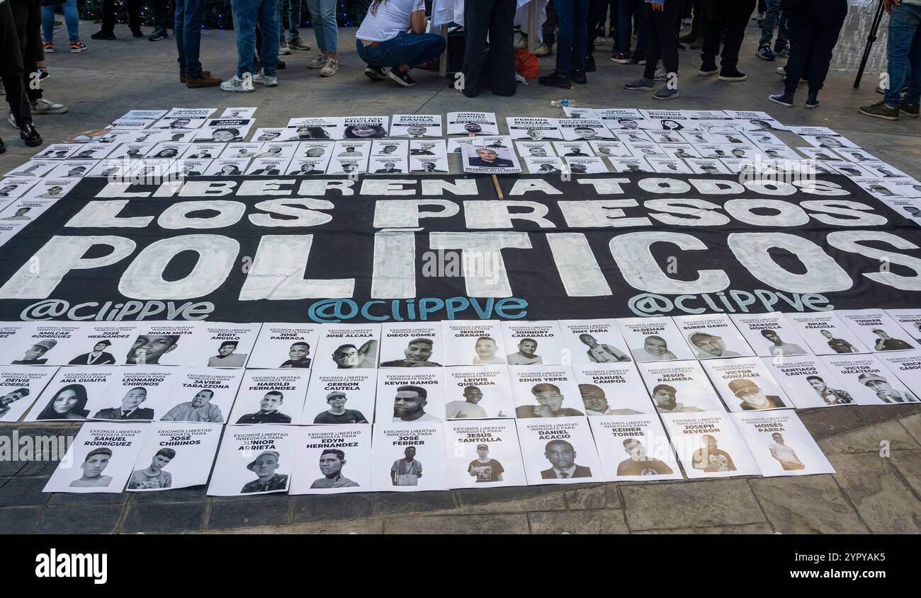 Caracas, Miranda, Venezuela. Dezember 2024. Familie, Freunde und Mitglieder der Zivilgesellschaft hielten am 1. Dezember 2024 auf einem Platz in Caracas eine Mahnwache für politische Gefangene in Venezuela ab. (Kreditbild: © Jimmy Villalta/ZUMA Press Wire) NUR REDAKTIONELLE VERWENDUNG! Nicht für kommerzielle ZWECKE! Quelle: ZUMA Press, Inc./Alamy Live News Stockfoto
