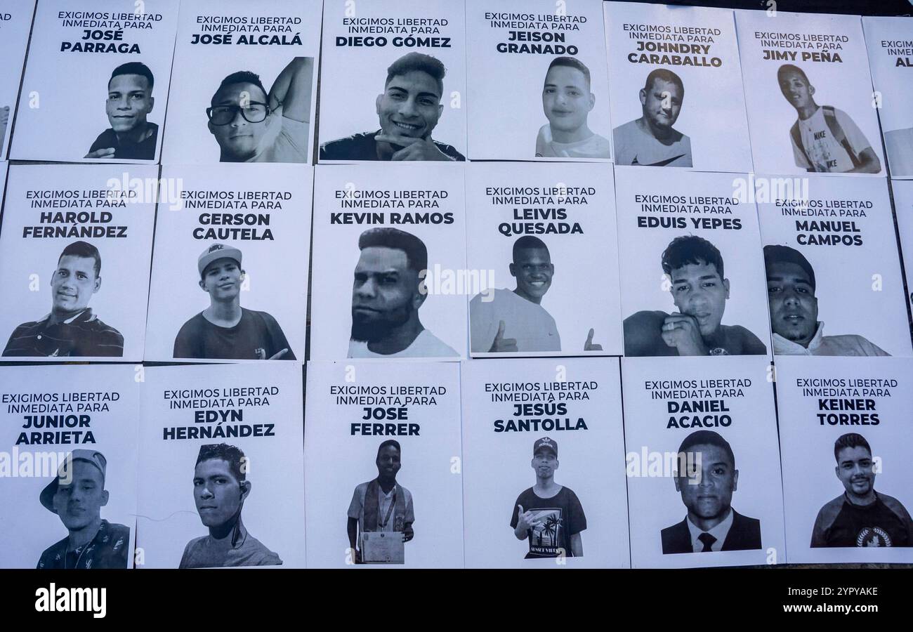 Caracas, Miranda, Venezuela. Dezember 2024. Familie, Freunde und Mitglieder der Zivilgesellschaft hielten am 1. Dezember 2024 auf einem Platz in Caracas eine Mahnwache für politische Gefangene in Venezuela ab. (Kreditbild: © Jimmy Villalta/ZUMA Press Wire) NUR REDAKTIONELLE VERWENDUNG! Nicht für kommerzielle ZWECKE! Quelle: ZUMA Press, Inc./Alamy Live News Stockfoto