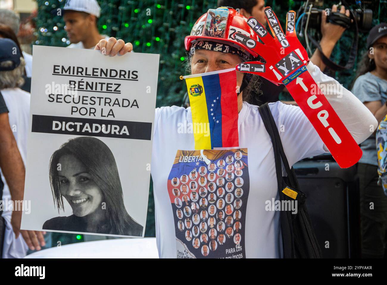 Caracas, Miranda, Venezuela. Dezember 2024. Familie, Freunde und Mitglieder der Zivilgesellschaft hielten am 1. Dezember 2024 auf einem Platz in Caracas eine Mahnwache für politische Gefangene in Venezuela ab. (Kreditbild: © Jimmy Villalta/ZUMA Press Wire) NUR REDAKTIONELLE VERWENDUNG! Nicht für kommerzielle ZWECKE! Quelle: ZUMA Press, Inc./Alamy Live News Stockfoto