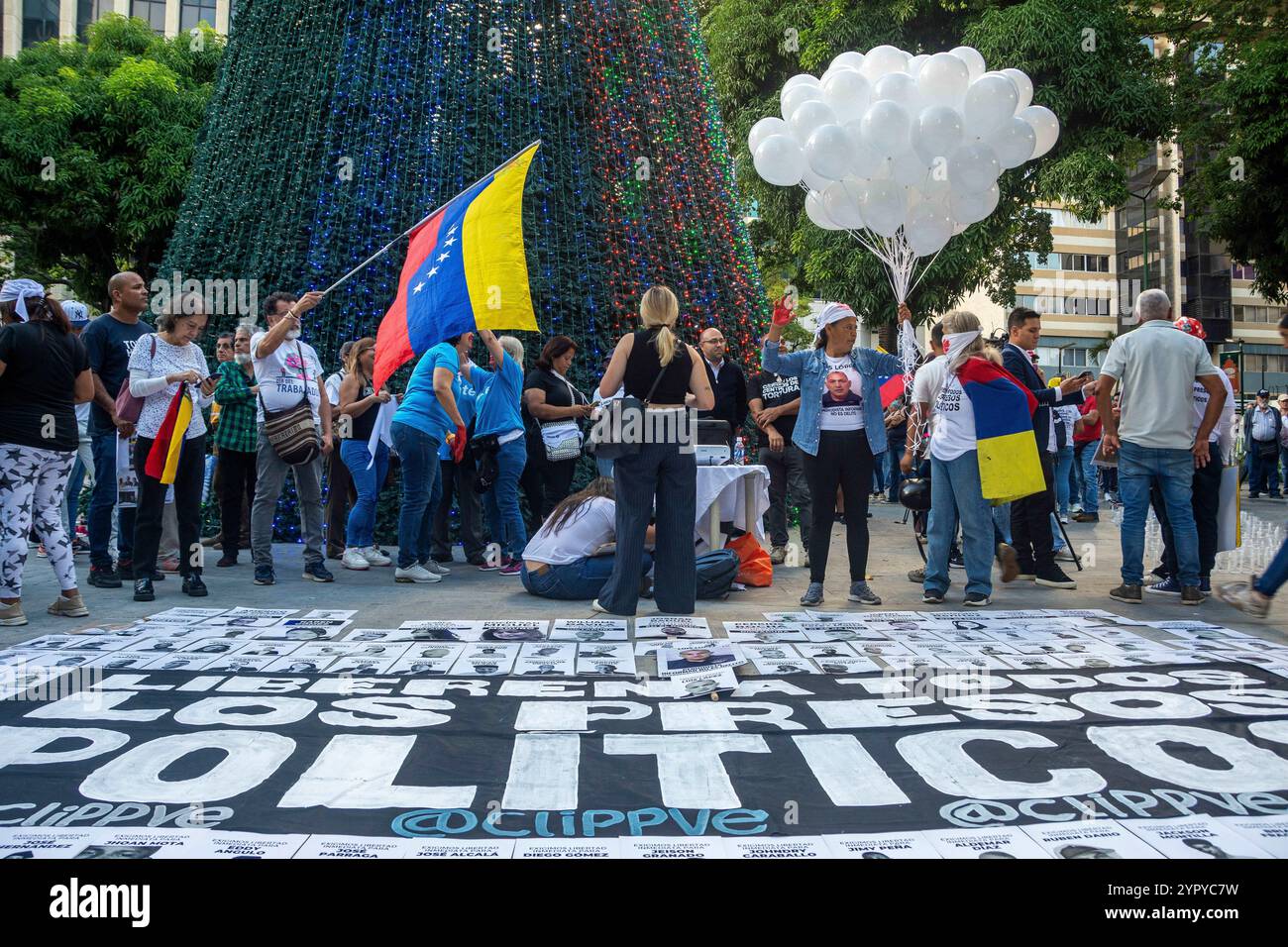 Caracas, Miranda, Venezuela. Dezember 2024. Familie, Freunde und Mitglieder der Zivilgesellschaft hielten am 1. Dezember 2024 auf einem Platz in Caracas eine Mahnwache für politische Gefangene in Venezuela ab. (Kreditbild: © Jimmy Villalta/ZUMA Press Wire) NUR REDAKTIONELLE VERWENDUNG! Nicht für kommerzielle ZWECKE! Quelle: ZUMA Press, Inc./Alamy Live News Stockfoto