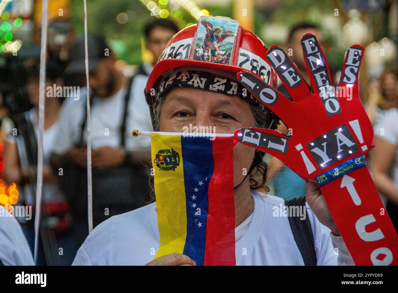 Caracas, Miranda, Venezuela. Dezember 2024. Familie, Freunde und Mitglieder der Zivilgesellschaft hielten am 1. Dezember 2024 auf einem Platz in Caracas eine Mahnwache für politische Gefangene in Venezuela ab. (Kreditbild: © Jimmy Villalta/ZUMA Press Wire) NUR REDAKTIONELLE VERWENDUNG! Nicht für kommerzielle ZWECKE! Quelle: ZUMA Press, Inc./Alamy Live News Stockfoto