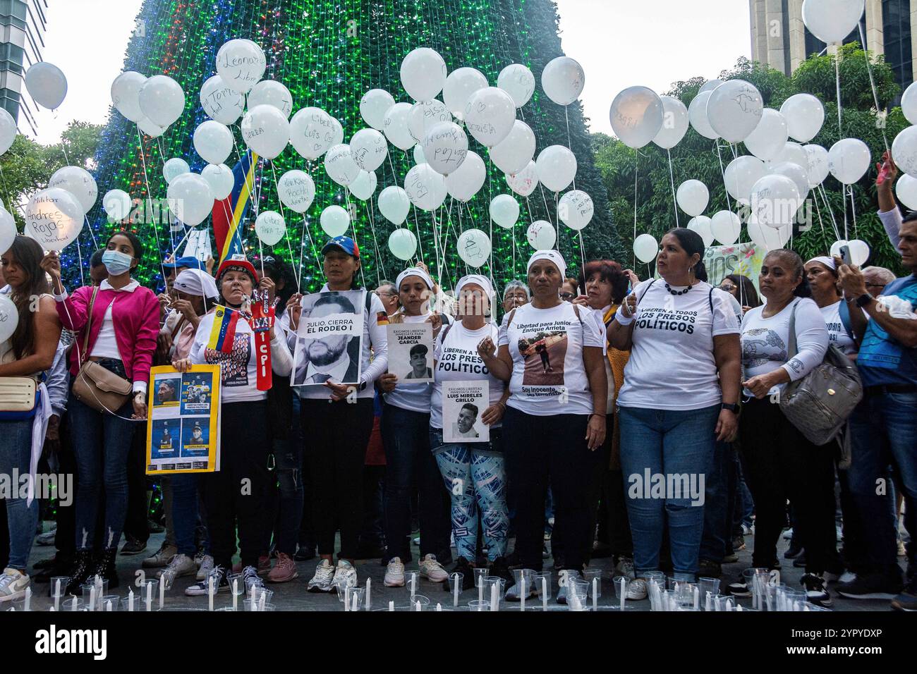 Caracas, Miranda, Venezuela. Dezember 2024. Familie, Freunde und Mitglieder der Zivilgesellschaft hielten am 1. Dezember 2024 auf einem Platz in Caracas eine Mahnwache für politische Gefangene in Venezuela ab. (Kreditbild: © Jimmy Villalta/ZUMA Press Wire) NUR REDAKTIONELLE VERWENDUNG! Nicht für kommerzielle ZWECKE! Quelle: ZUMA Press, Inc./Alamy Live News Stockfoto