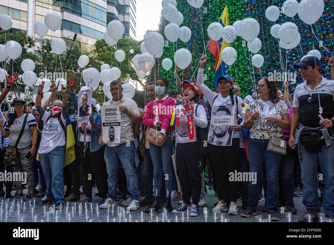 Caracas, Miranda, Venezuela. Dezember 2024. Familie, Freunde und Mitglieder der Zivilgesellschaft hielten am 1. Dezember 2024 auf einem Platz in Caracas eine Mahnwache für politische Gefangene in Venezuela ab. (Kreditbild: © Jimmy Villalta/ZUMA Press Wire) NUR REDAKTIONELLE VERWENDUNG! Nicht für kommerzielle ZWECKE! Quelle: ZUMA Press, Inc./Alamy Live News Stockfoto