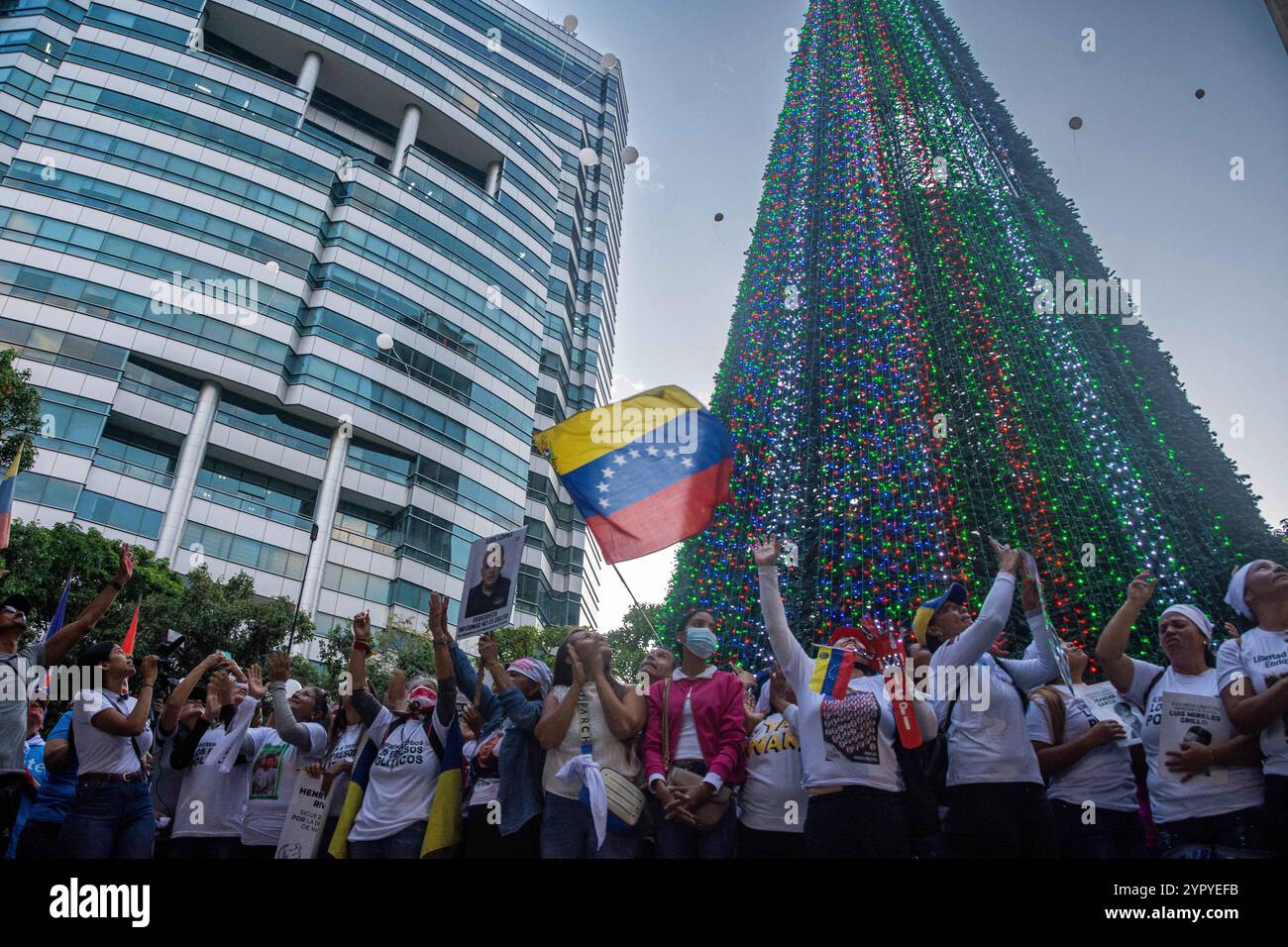 Caracas, Miranda, Venezuela. Dezember 2024. Familie, Freunde und Mitglieder der Zivilgesellschaft hielten am 1. Dezember 2024 auf einem Platz in Caracas eine Mahnwache für politische Gefangene in Venezuela ab. (Kreditbild: © Jimmy Villalta/ZUMA Press Wire) NUR REDAKTIONELLE VERWENDUNG! Nicht für kommerzielle ZWECKE! Quelle: ZUMA Press, Inc./Alamy Live News Stockfoto