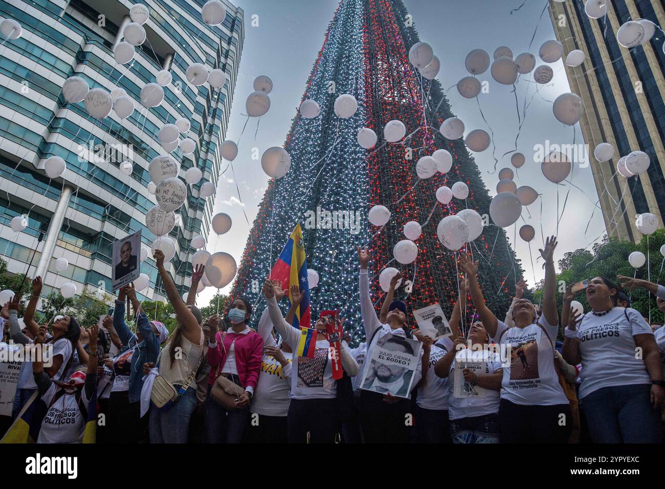 Caracas, Miranda, Venezuela. Dezember 2024. Familie, Freunde und Mitglieder der Zivilgesellschaft hielten am 1. Dezember 2024 auf einem Platz in Caracas eine Mahnwache für politische Gefangene in Venezuela ab. (Kreditbild: © Jimmy Villalta/ZUMA Press Wire) NUR REDAKTIONELLE VERWENDUNG! Nicht für kommerzielle ZWECKE! Quelle: ZUMA Press, Inc./Alamy Live News Stockfoto