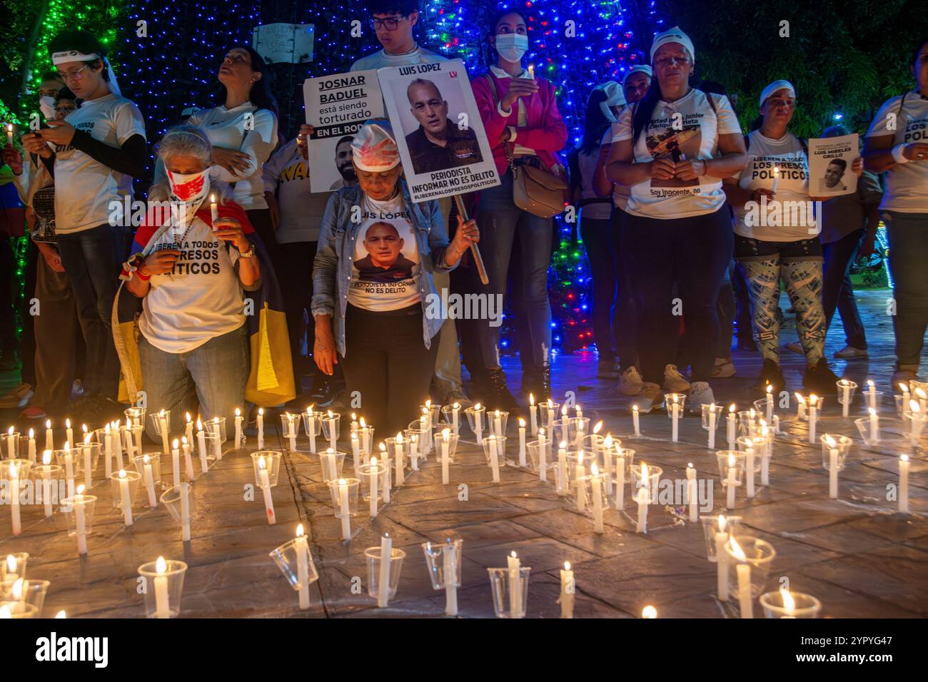 Caracas, Miranda, Venezuela. Dezember 2024. Familie, Freunde und Mitglieder der Zivilgesellschaft hielten am 1. Dezember 2024 auf einem Platz in Caracas eine Mahnwache für politische Gefangene in Venezuela ab. (Kreditbild: © Jimmy Villalta/ZUMA Press Wire) NUR REDAKTIONELLE VERWENDUNG! Nicht für kommerzielle ZWECKE! Quelle: ZUMA Press, Inc./Alamy Live News Stockfoto