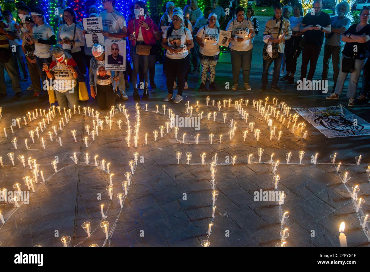 Caracas, Miranda, Venezuela. Dezember 2024. Familie, Freunde und Mitglieder der Zivilgesellschaft hielten am 1. Dezember 2024 auf einem Platz in Caracas eine Mahnwache für politische Gefangene in Venezuela ab. (Kreditbild: © Jimmy Villalta/ZUMA Press Wire) NUR REDAKTIONELLE VERWENDUNG! Nicht für kommerzielle ZWECKE! Quelle: ZUMA Press, Inc./Alamy Live News Stockfoto