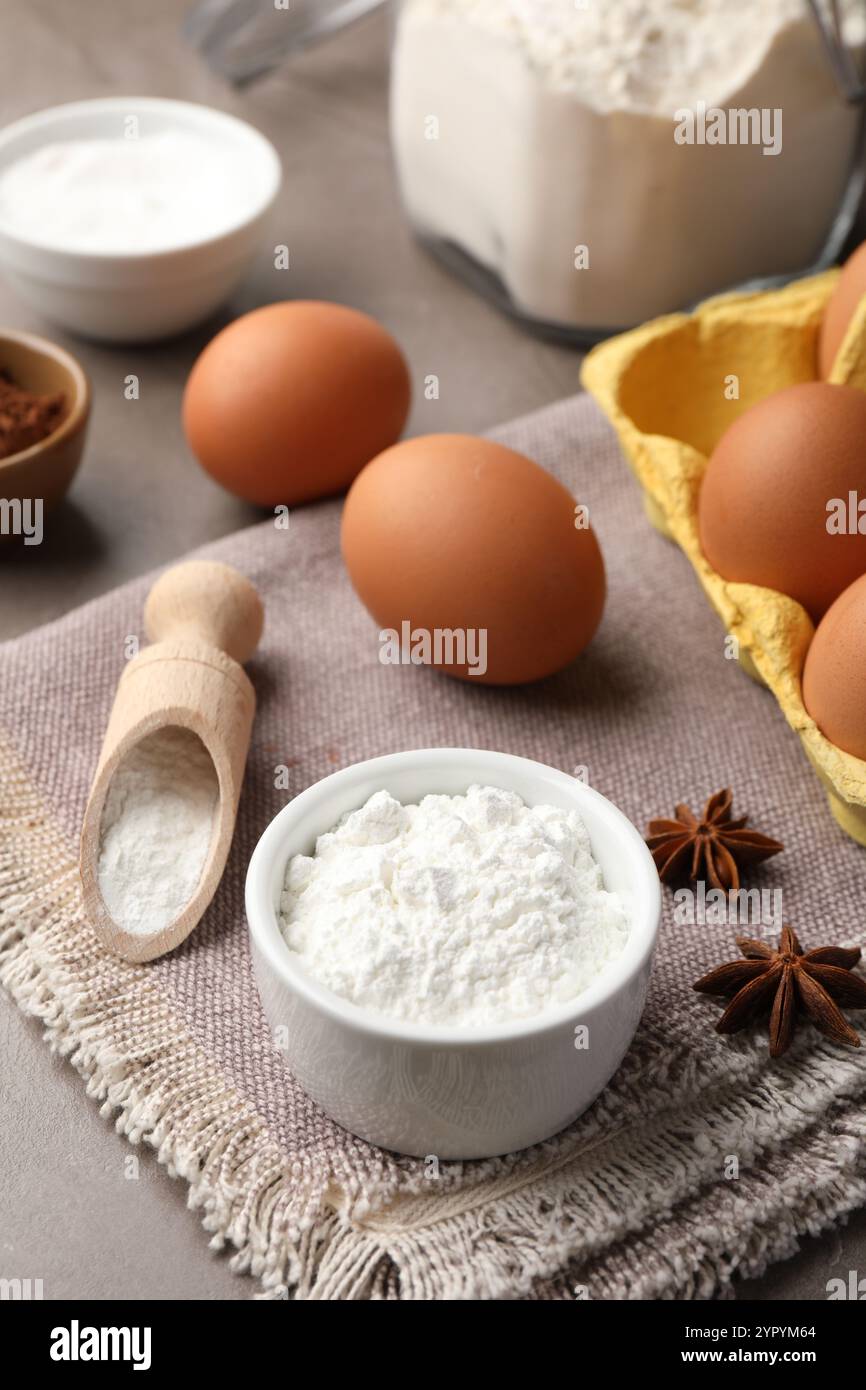 Backpulver und andere Produkte auf grauem Tisch Stockfoto