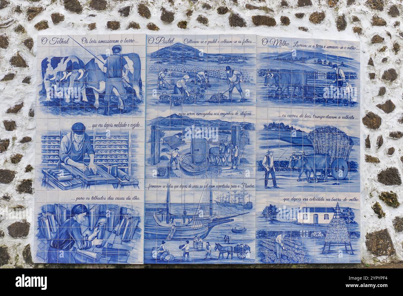 Fragment der Gebäudewand mit bunten keramischen Azulejo-Fliesen. Traditionelle, reich verzierte portugiesische Architektur auf der Insel Terceira. Erbe Portugals Stockfoto
