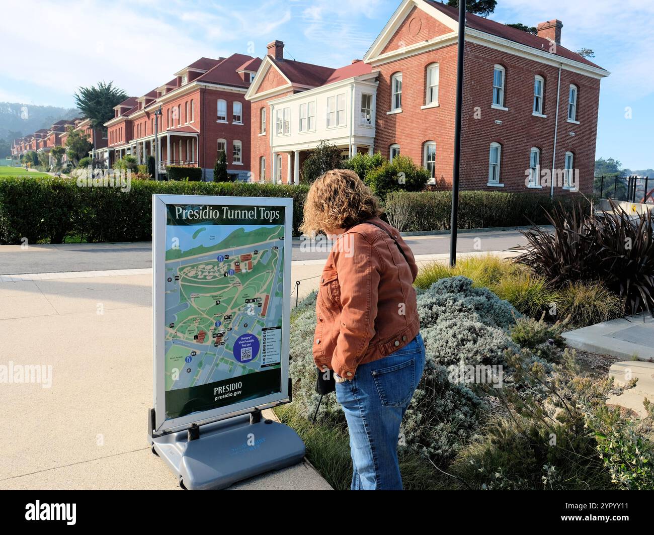 Ein Parkbesucher liest eine Karte und das Layout des Presidio Tunnel Tops Area in San Francisco, Kalifornien; ein Nationalpark, der im Juli 2022 für die Öffentlichkeit geöffnet wurde. Stockfoto