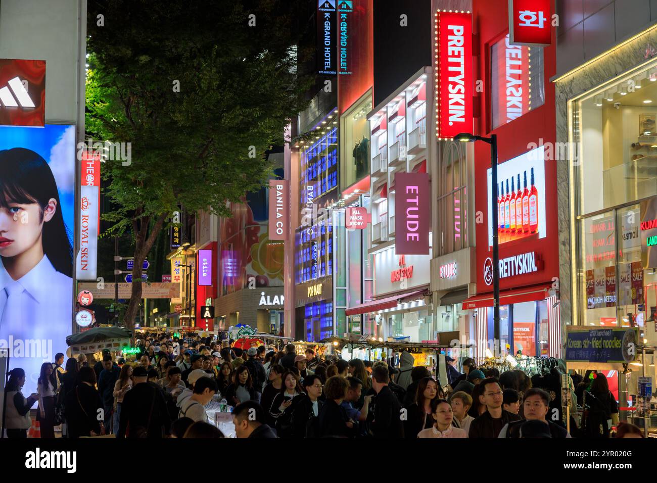 Seoul, Südkorea - 26. Oktober 2024: Straßenszene des belebten und lebhaften Einkaufsviertels Myeong-Dong bei Nacht mit beleuchteten Schildern, Locate Stockfoto