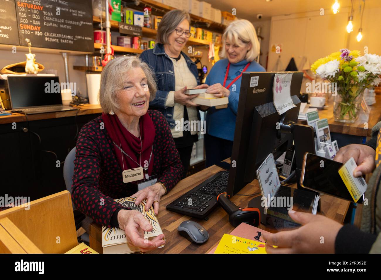 Volunteers in der Cricklewood Library im Nordwesten Londons, die von der Gemeinde geleitet wird, nachdem der Brent council die Finanzierung eingestellt hat. Stockfoto