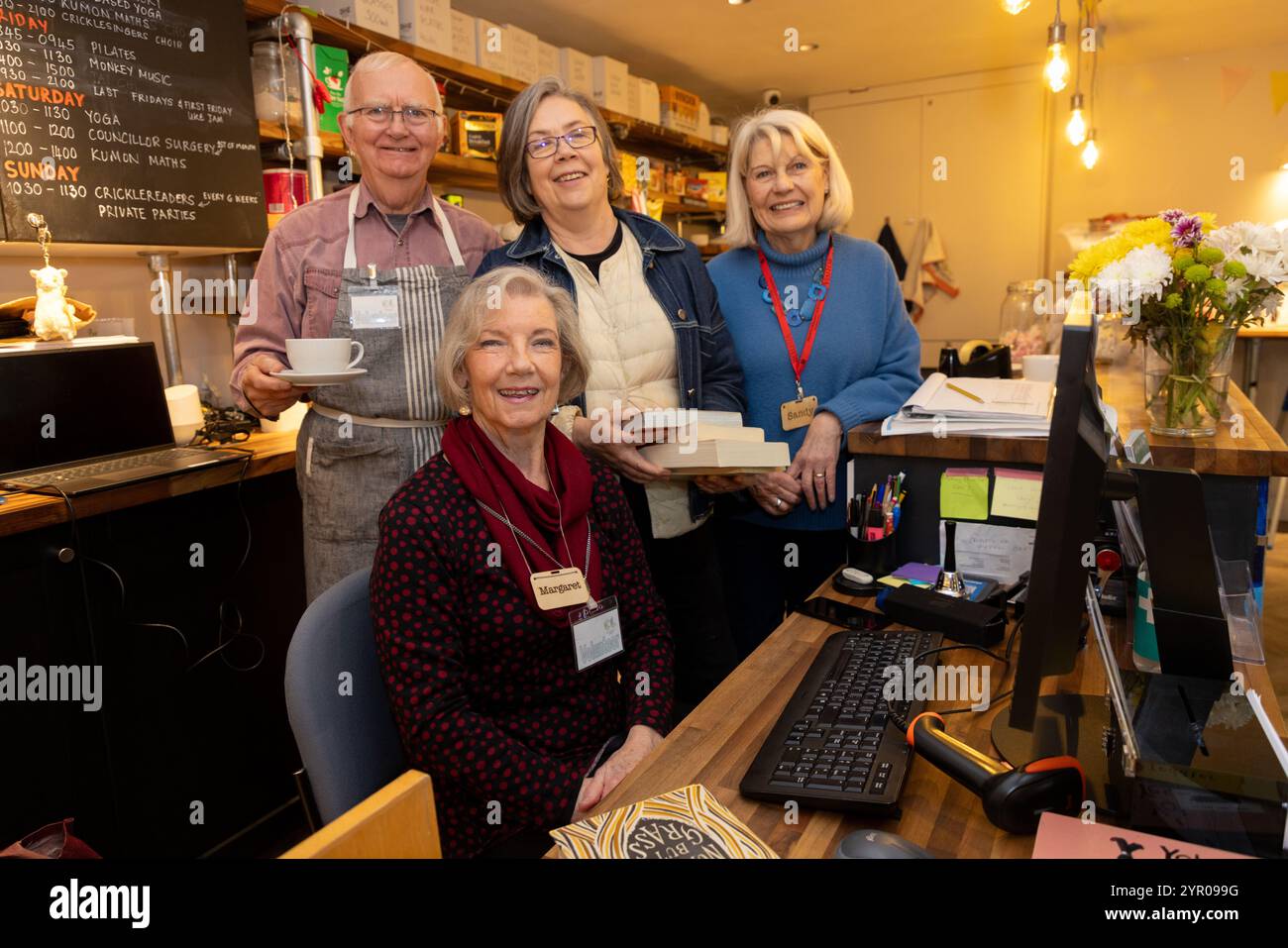 Volunteers in der Cricklewood Library im Nordwesten Londons, die von der Gemeinde geleitet wird, nachdem der Brent council die Finanzierung eingestellt hat. Stockfoto