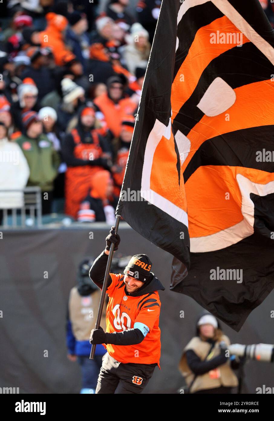 Cincinnati, Usa. Dezember 2024. Die Cheerleader der Cincinnati Bengals bejubeln ihre Mannschaft gegen die Pittsburgh Steelers im Paycor Stadium am Sonntag, den 1. Dezember 2024, in Cincinnati, Ohio. Foto von John Sommers II/UPI Credit: UPI/Alamy Live News Stockfoto