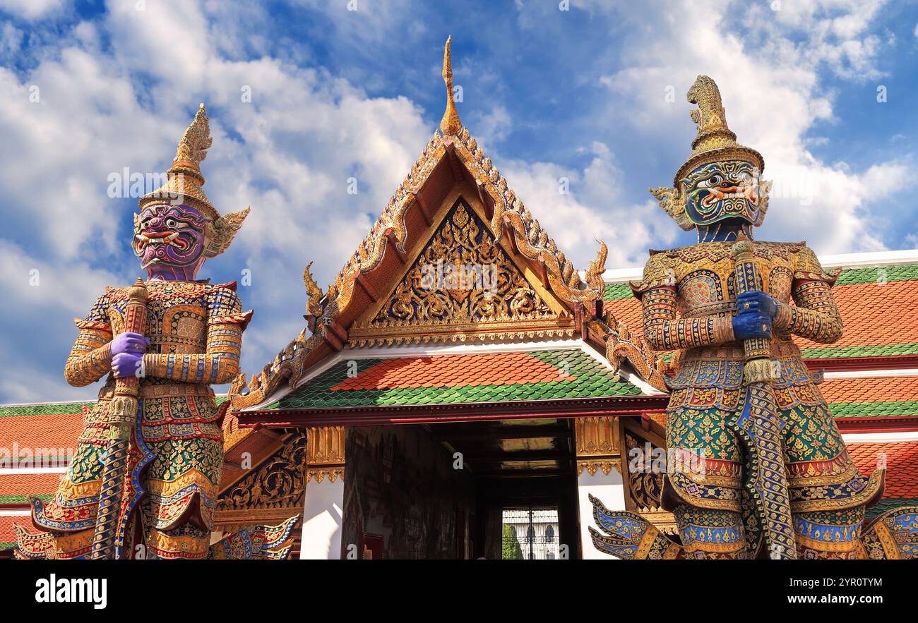Schutzstatuen des Wat Phra Kaew (Tempel des Smaragdbuddhas) in Bangkok, Thailand Stockfoto