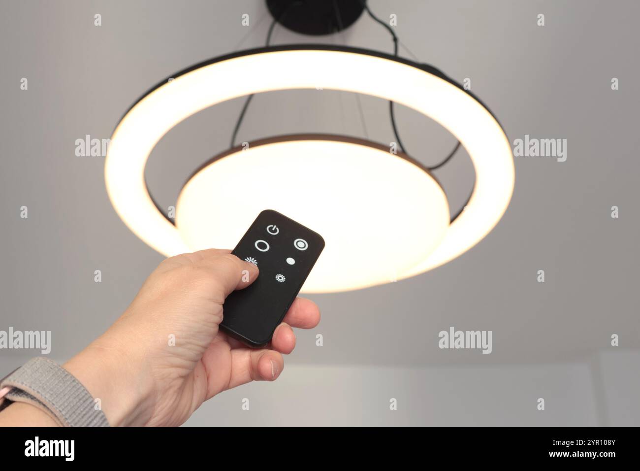 LED-Deckenleuchte mit intelligenter Fernbedienung. Energieeinsparung. Reinigen Sie den Planeten und den Umweltschutz. Stockfoto