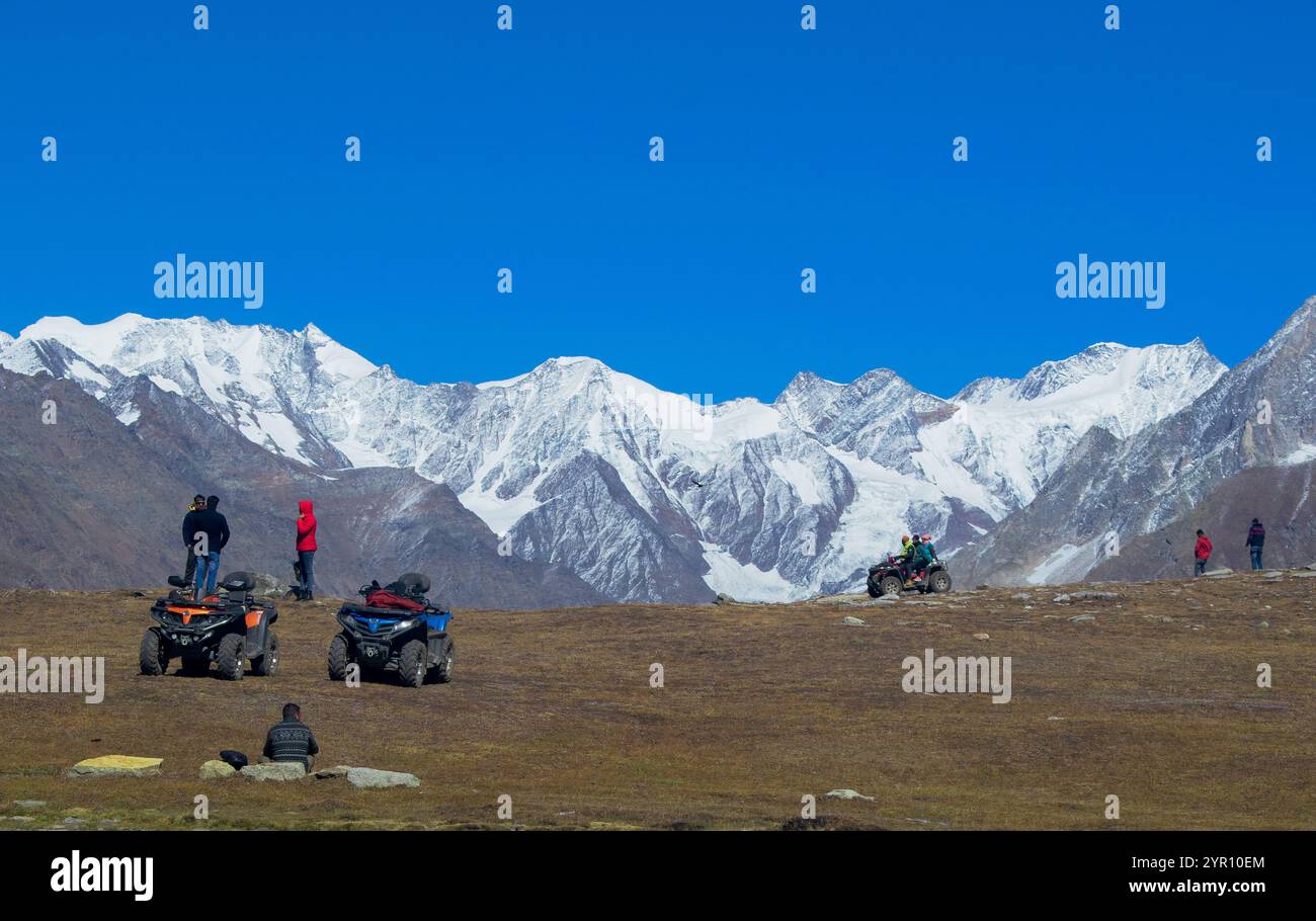 Touristen, die Quad fahren am Rohtang Pass, Himachal Pradesh., Indien Stockfoto