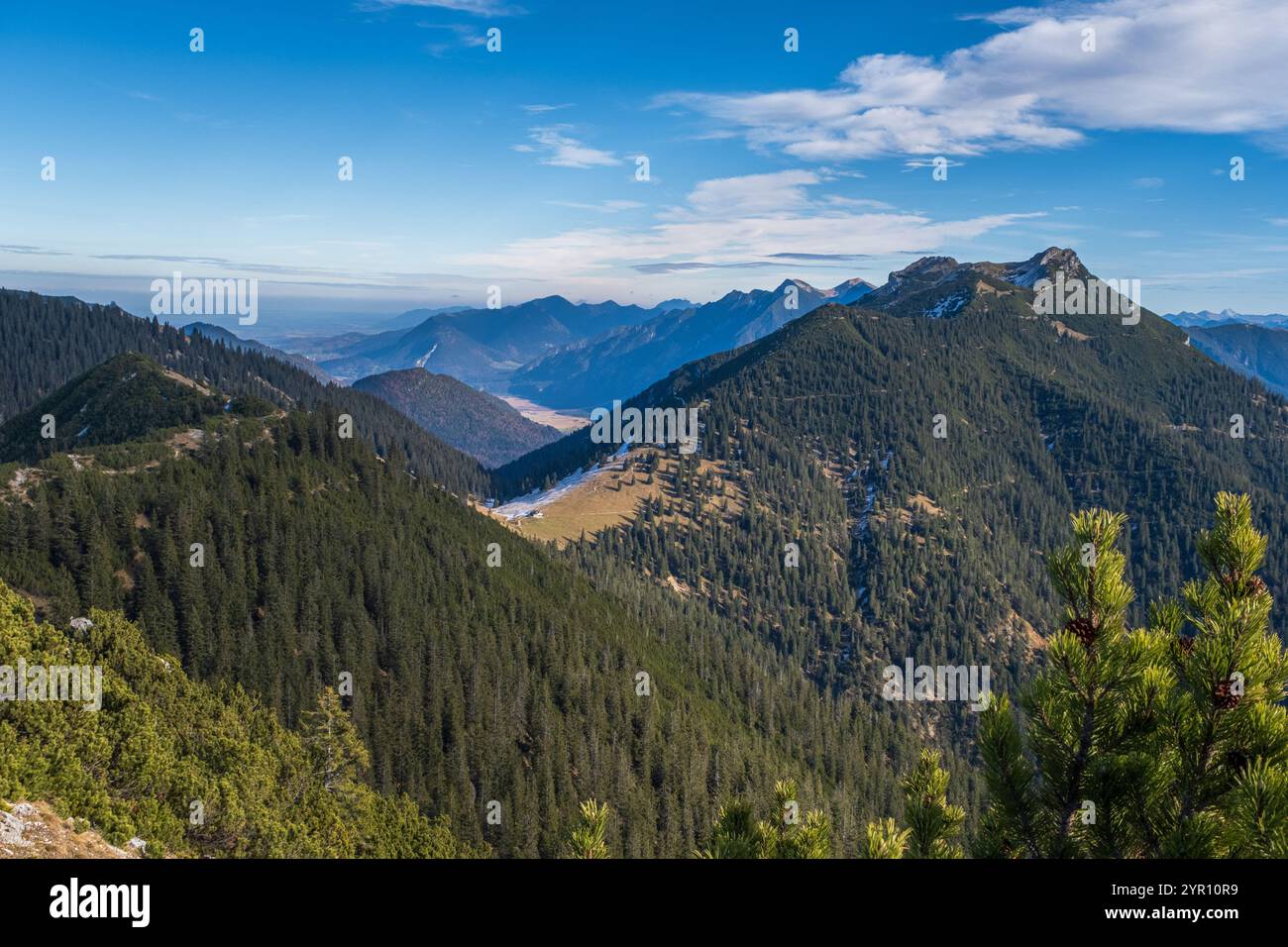 Blick vom Hohen Ziegspitz, nahe Garmisch, in den Ammergauer Alpen Stockfoto