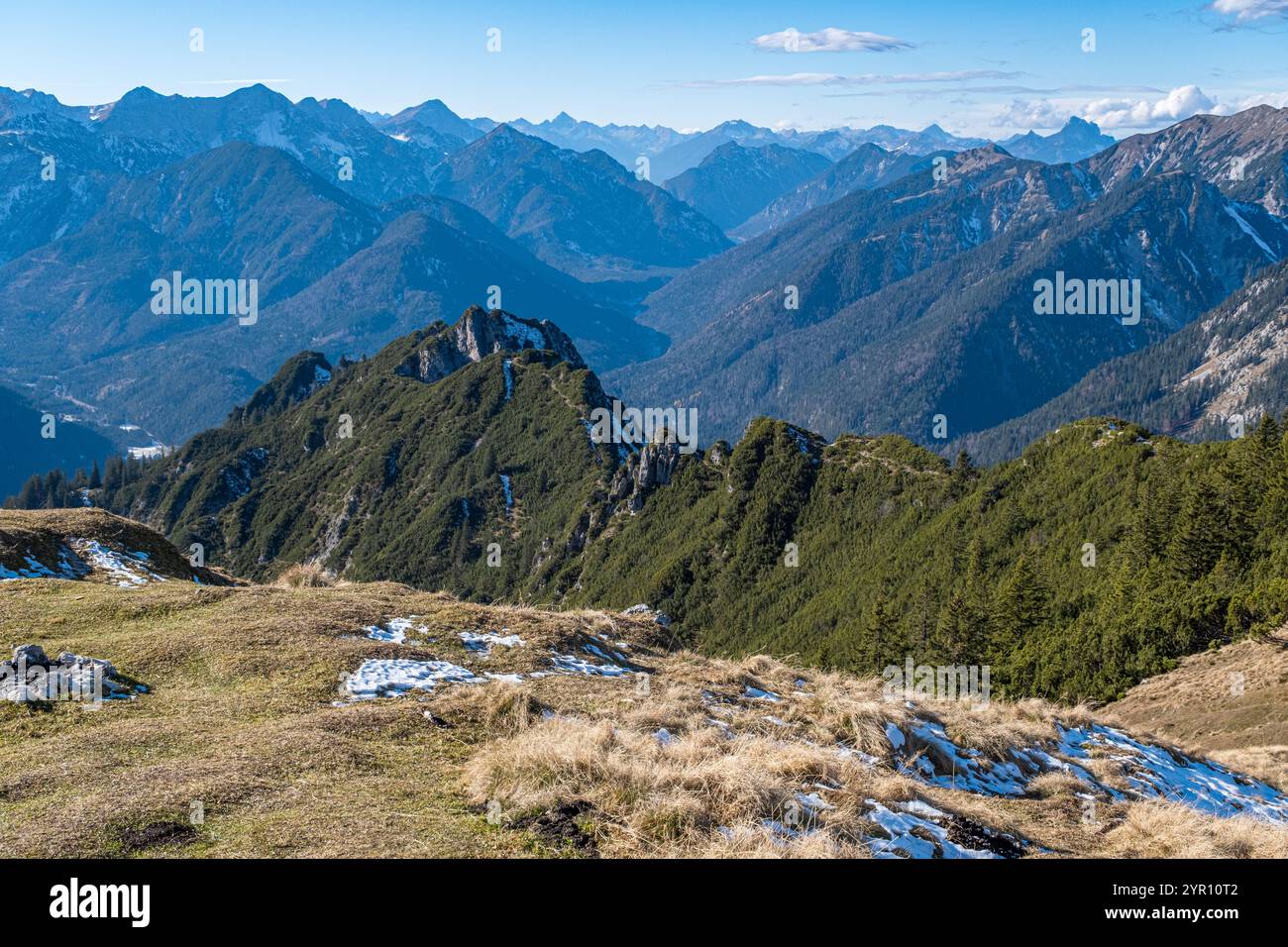 Blick vom Hohen Ziegspitz, nahe Garmisch, in den Ammergauer Alpen Stockfoto