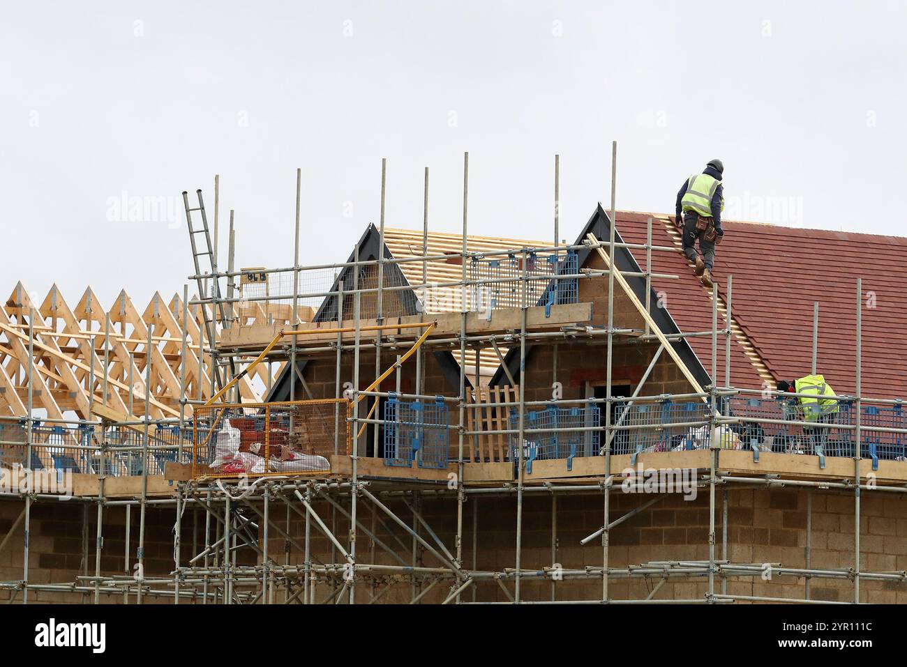 Aktenfoto vom 13./01/2020 von neuen Häusern, die auf der Chilmington-Siedlung in Ashford, Kent, gebaut werden. NatWest hat mehr Unterstützung für Tausende von „kritischen“ mittelständischen Unternehmen gefordert, die laut Angaben von NatWest durch Bürokratie, Planungsverzögerungen und Beschränkungen bei der Einstellung ausgebildeter Arbeitnehmer im Ausland behindert werden. NatWest sagte, mittelständische Unternehmen seien der „Wachstumsmotor“ für die britische Wirtschaft, würden aber oft unerkannt und übersehen. Ausgabedatum: Montag, 2. Dezember 2024. Stockfoto