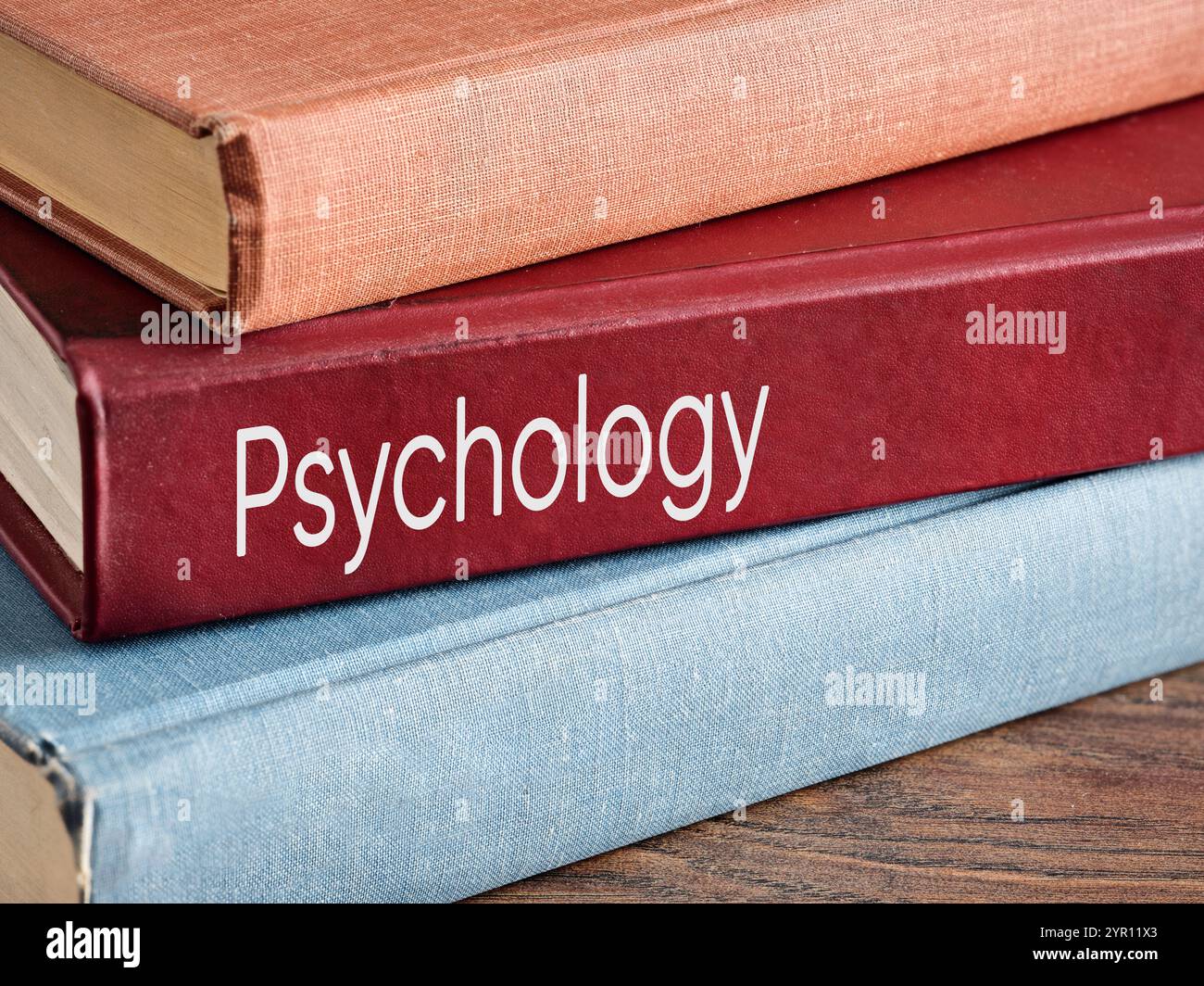 Psychologie studieren. Stapel von Hardcover-Vintage-Büchern auf einem Holztisch mit einem Buch mit dem Titel Psychologie. Stockfoto