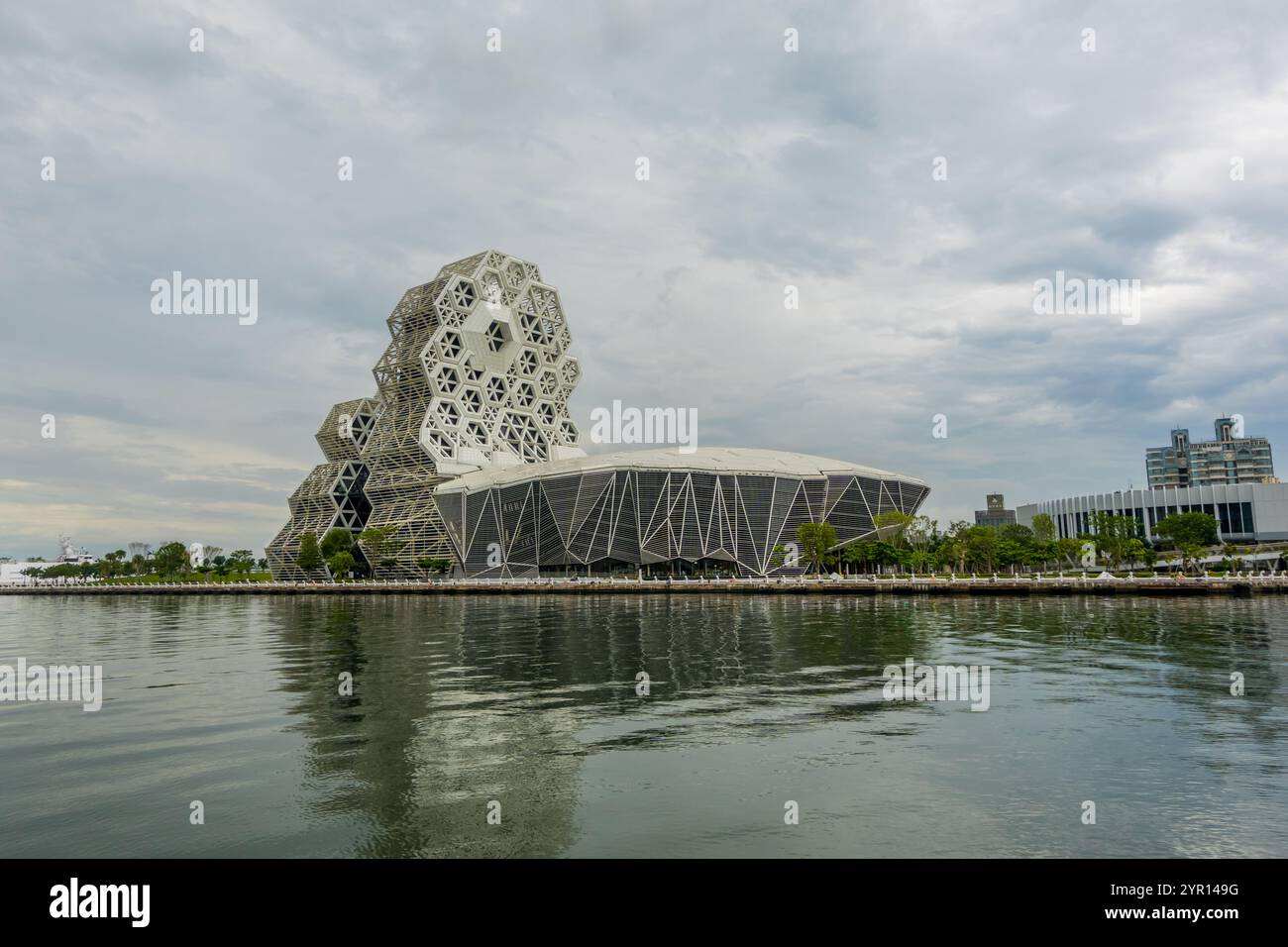 Kaohsiung, Taiwan - 5. September 2024 - Kaohsiung Music Center vom Glory Pier 6 aus gesehen Stockfoto