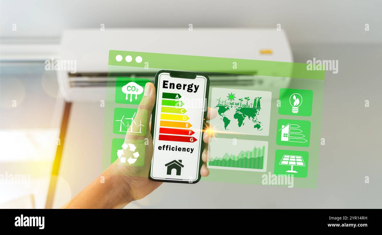 Energieeffizienzkonzept. Prüfung der Energieeffizienzrate für Häuser im Sinne einer nachhaltigen Entwicklung. Person nutzt ein Smartphone mit Energieeffizienz Stockfoto