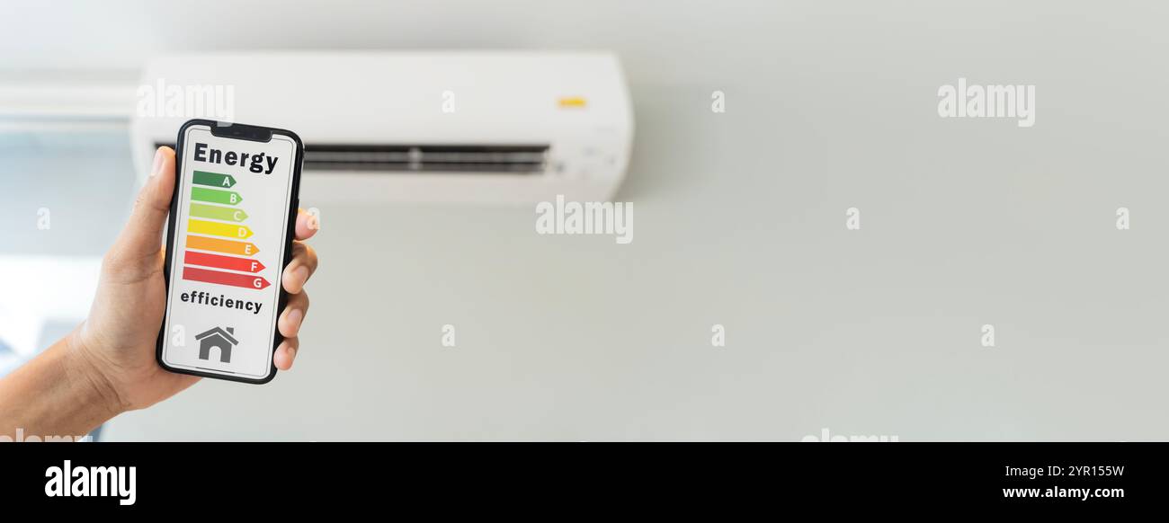 Klimaanlage, Wandmontage, dekorativ. Foto der weißen Klimaanlage, die auf einem klaren Wandhintergrund unter der Decke im leeren Raum hängt. Elektrischer Gewinn Stockfoto