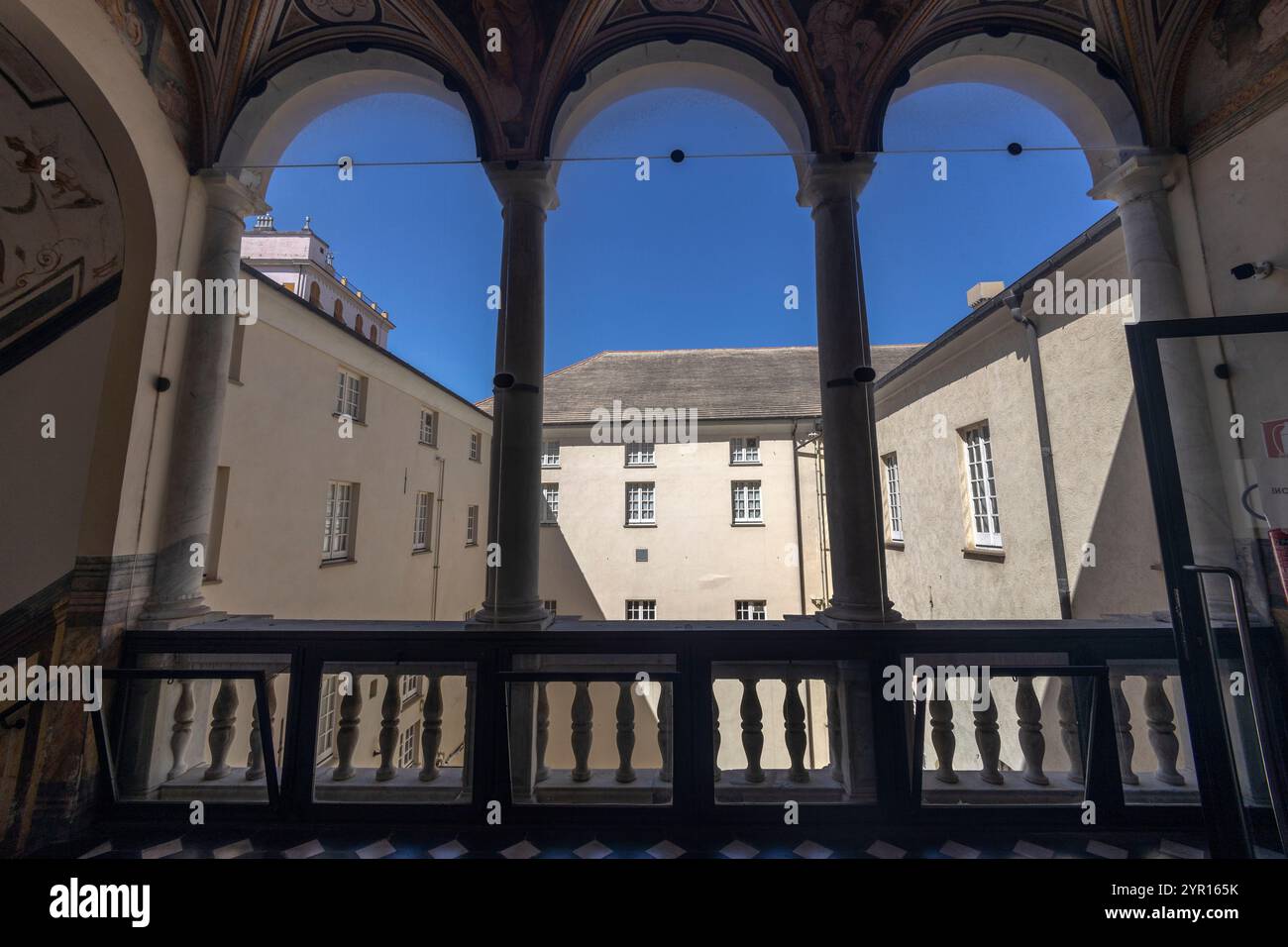 GENUA, ITALIEN, 18. MAI 2024 - die innere Kolonnade der Fenster des Staatsarchivs von Genua, Italien Stockfoto