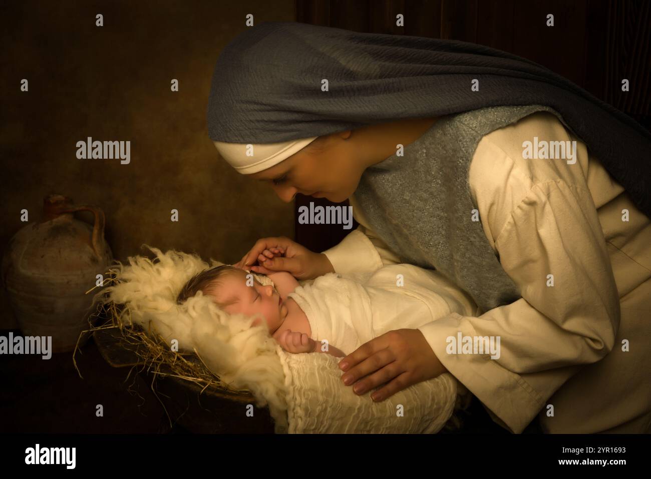 Live-Nachstellung Weihnachtskrippe der echten Mutter eines 8 Tage alten Jungen, der die Jungfrau Maria und das Jesuskind spielt Stockfoto