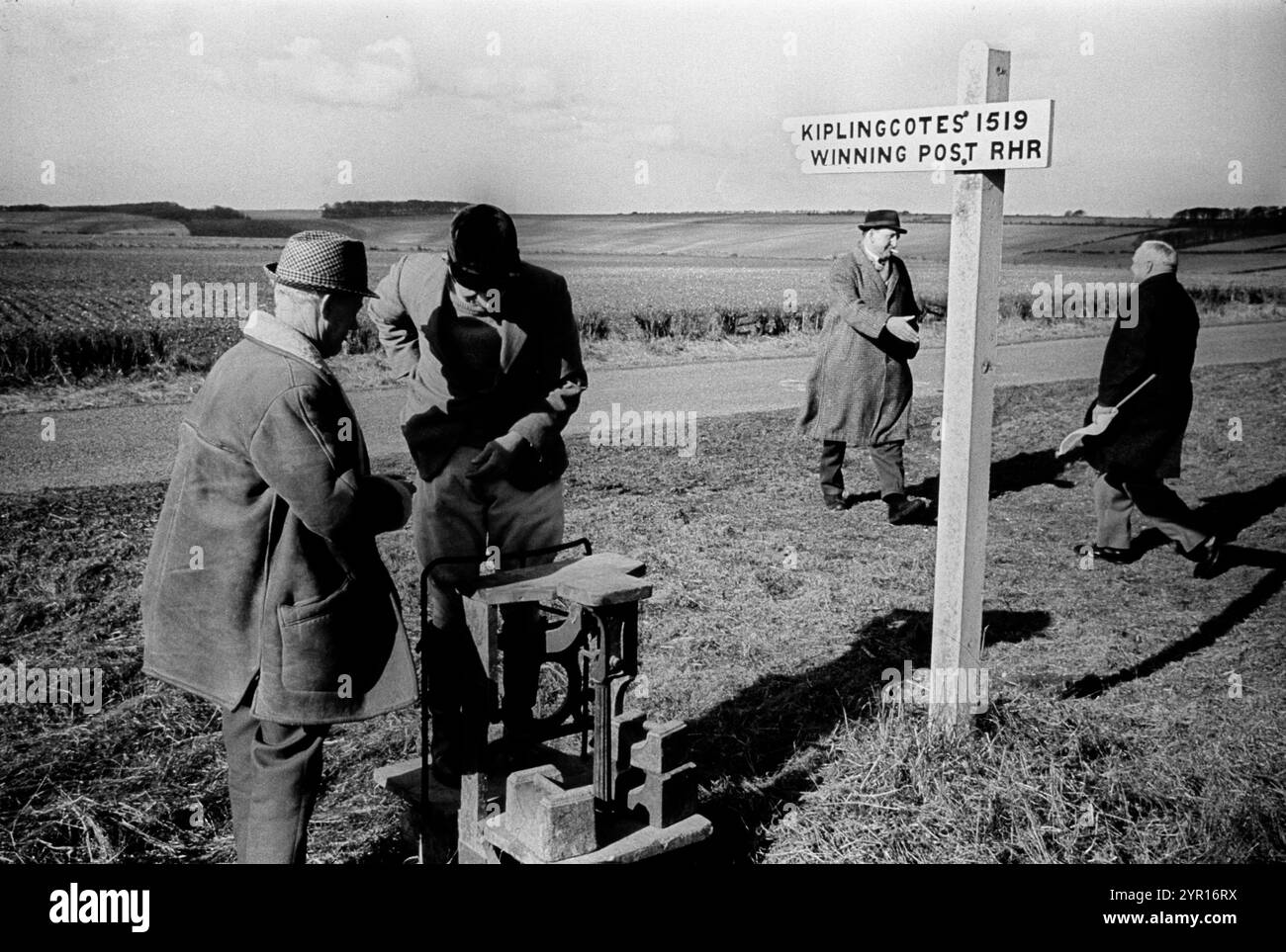 Kiplingcotes Derby Yorkshire 1970er Jahre Das älteste Pferderennen der Welt im englischen Sportkalender. Sie begann 1519 und findet jährlich am dritten Donnerstag im März statt. Kiplingcotes ist ein kleiner Weiler in der Nähe von Market Weighton. Das Ziel ist zu Beginn ein Fahrer, der einwiegt. 1975 UK HOMER SYKES Stockfoto
