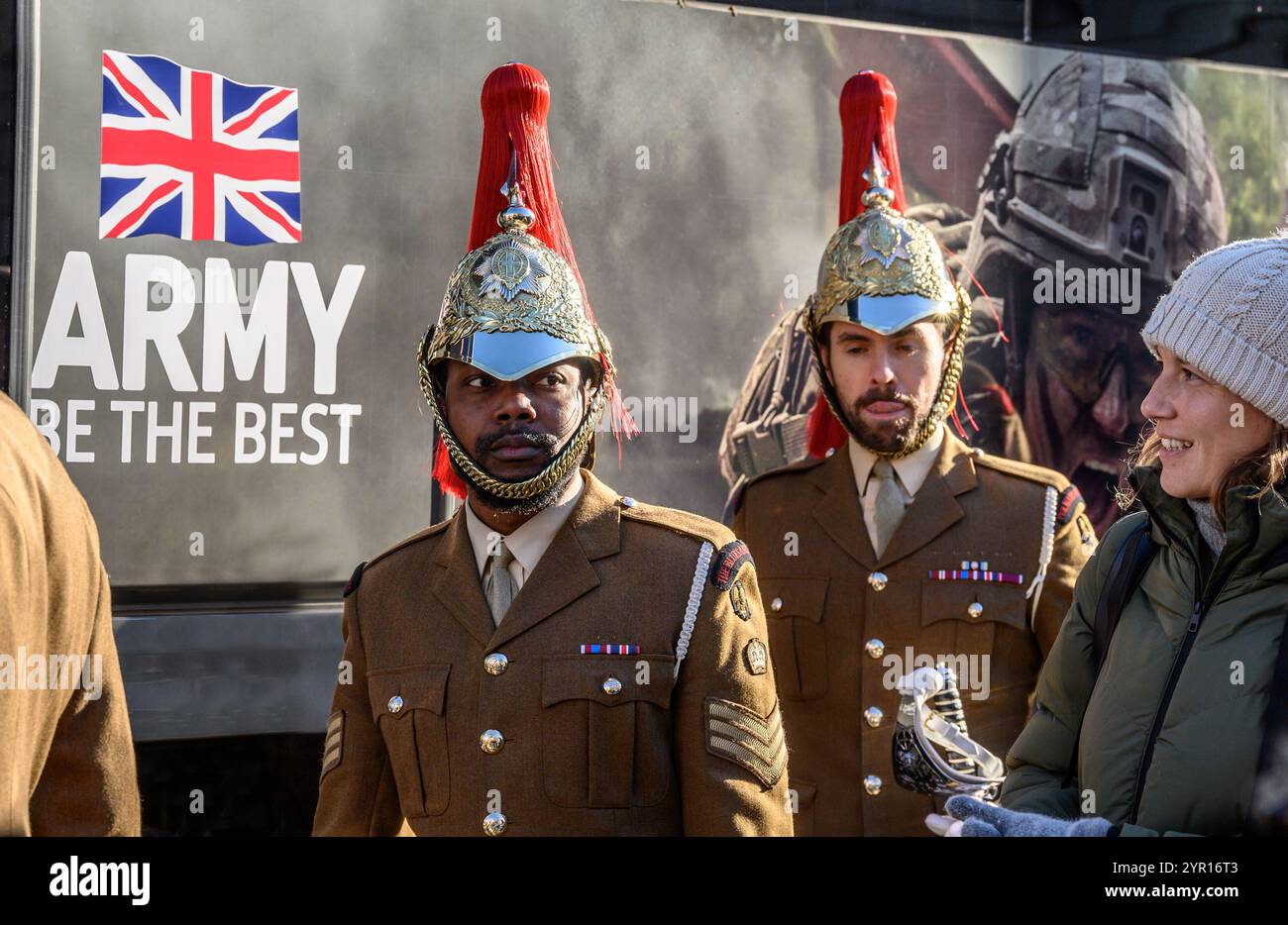 London, Großbritannien. Mitglieder der Blues und Royals - Household Cavalry - warten auf einen Bus in Westminster. November 2024 Stockfoto