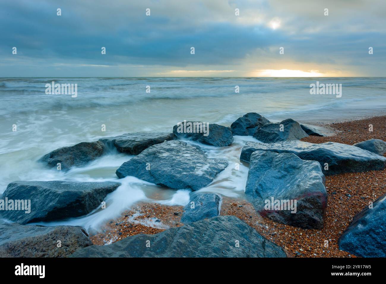 Sonnenuntergang auf Shoreham Strand in West Sussex, England. Stockfoto