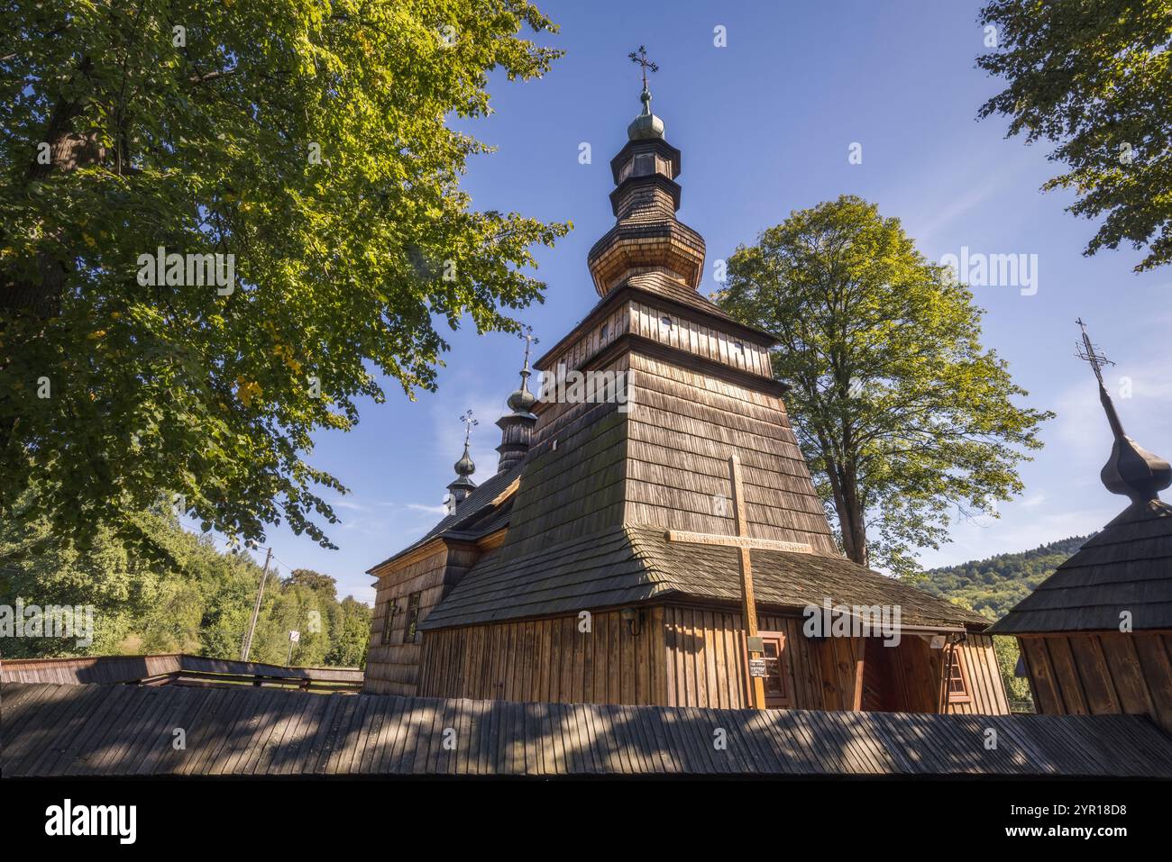 Die orthodoxe Kirche St. Paraskeva in Kwiaton steht majestätisch unter der Sonne, umgeben von der Natur, Polen Stockfoto
