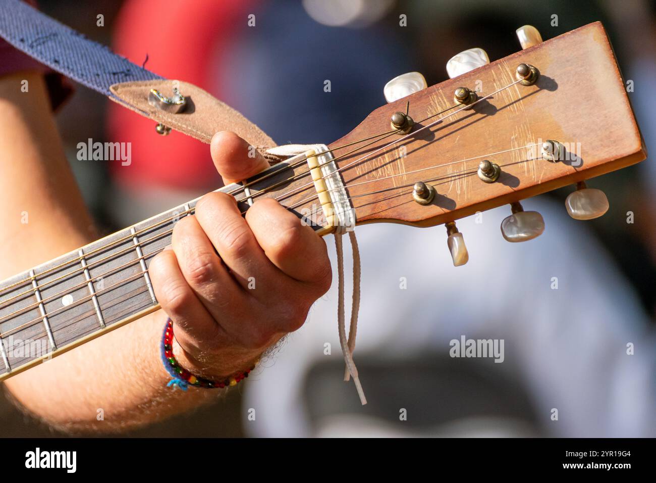 Detaillierte Ansicht der Finger des Gitarristen auf den Bünden während einer Aufführung Stockfoto