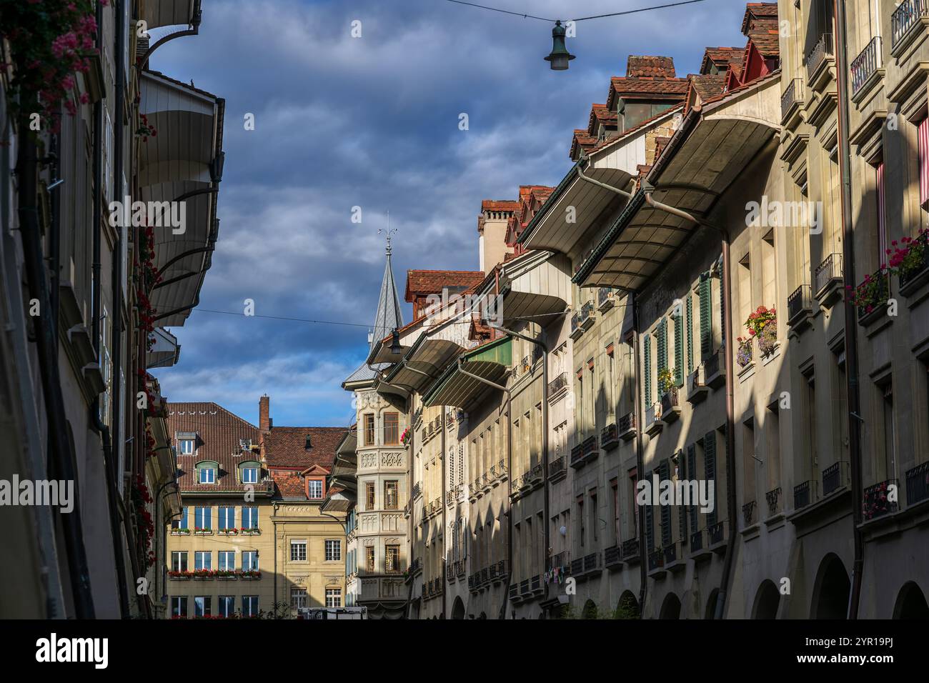 Altstadt von Bern in der Schweiz, Reihe traditioneller Gebäude mit Überhängen in der Altstadt. Stockfoto