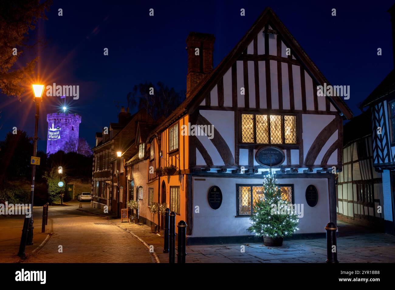 Thomas Oken Teestuben und Warwick Castle Tower zu Weihnachten. Castle Street, Warwick, Warwickshire, England Stockfoto