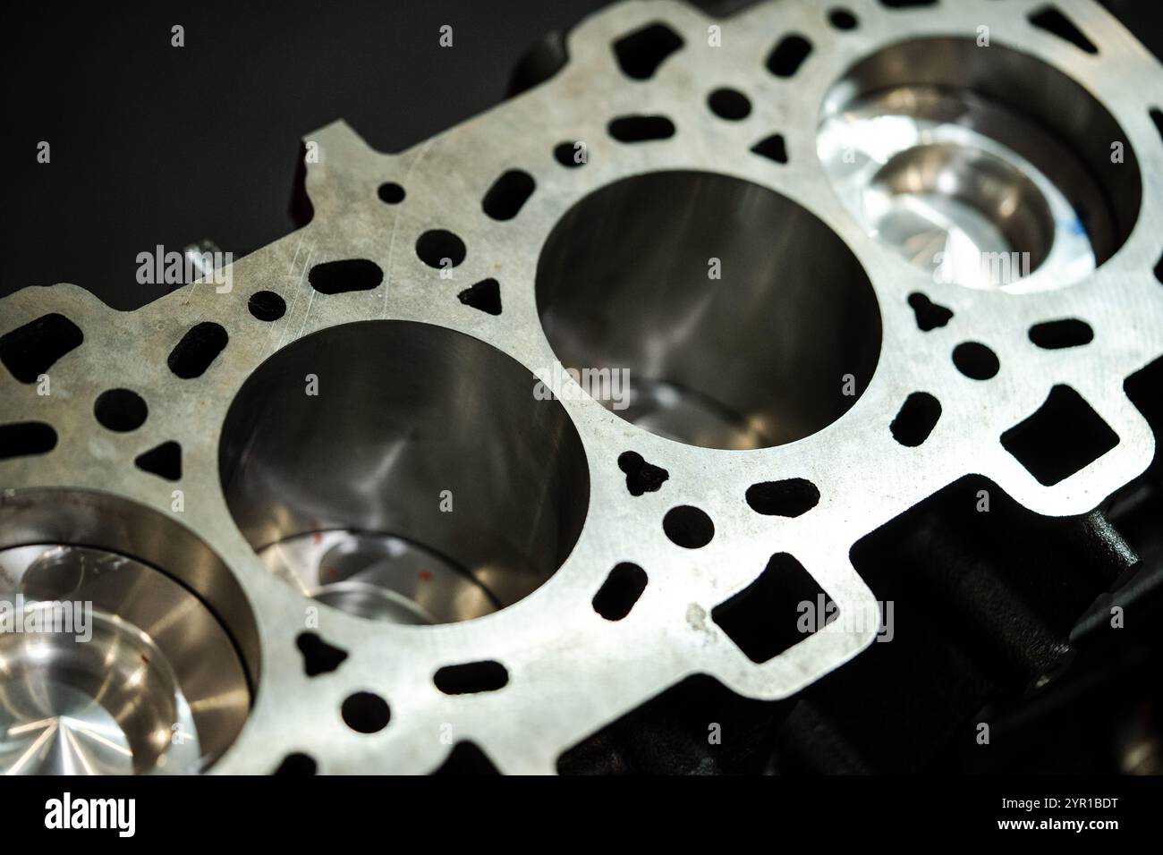 Nahaufnahme eines offenen Vierzylinder-Benzinmotors. Stockfoto