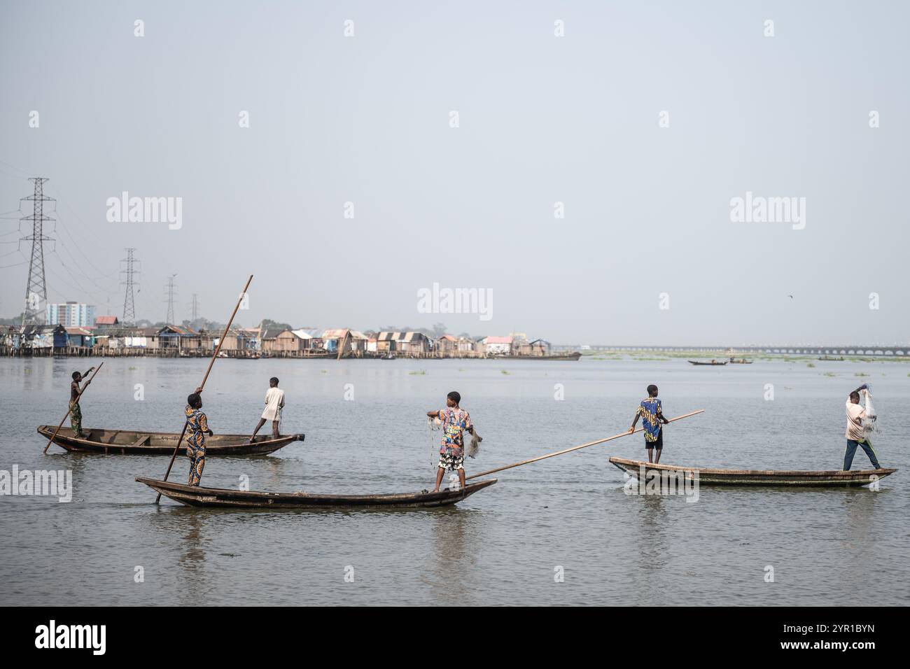 Lagos, Nigeria. Dezember 2024. Menschen aus dem schwimmenden Slum Makoko fangen Fisch in Lagos, Nigeria, am 1. Dezember 2024. Der schwimmende Slum Makoko befindet sich in einer Lagune in Nigerias größter Stadt Lagos mit Stelzen auf dem Wasser. Quelle: Wang Guansen/Xinhua/Alamy Live News Stockfoto