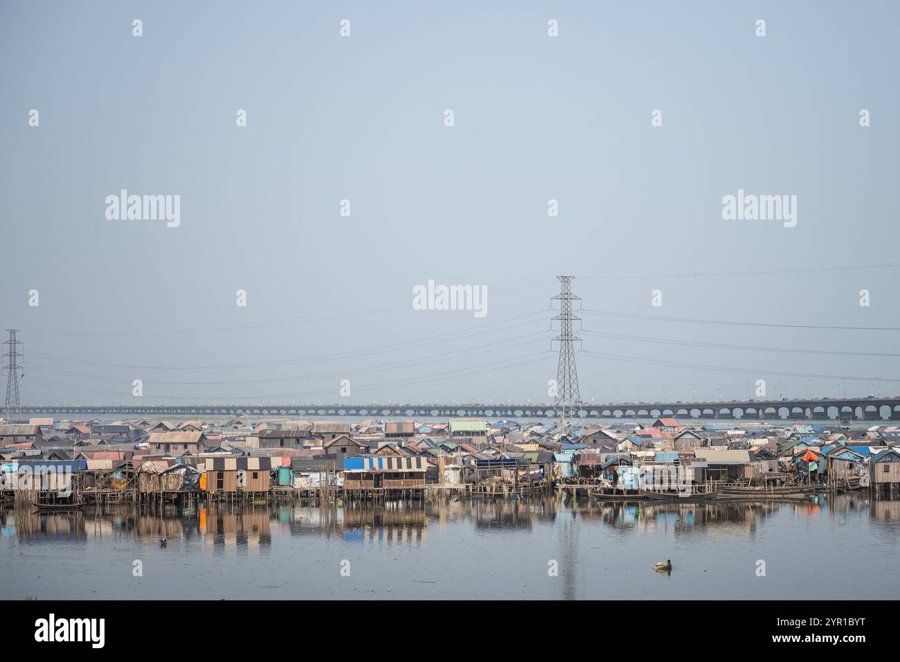 Lagos. Dezember 2024. Dieses Foto, das am 1. Dezember 2024 aufgenommen wurde, zeigt den schwimmenden Slum Makoko in Lagos, Nigeria. Der schwimmende Slum Makoko befindet sich in einer Lagune in Nigerias größter Stadt Lagos mit Stelzen auf dem Wasser. Quelle: Wang Guansen/Xinhua/Alamy Live News Stockfoto