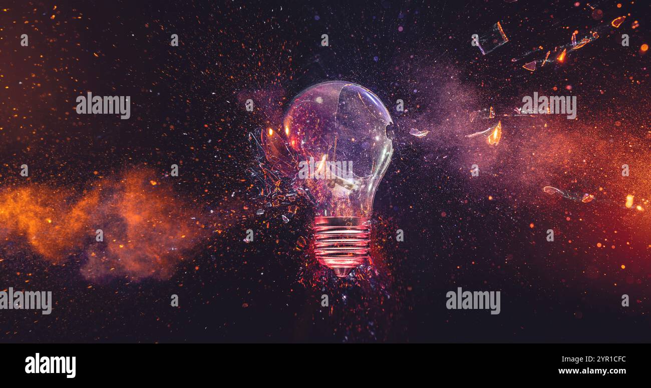 Zersplitterte Glasflammen platzen zerbrochene Glühbirne, schwarzer Hintergrund Stockfoto