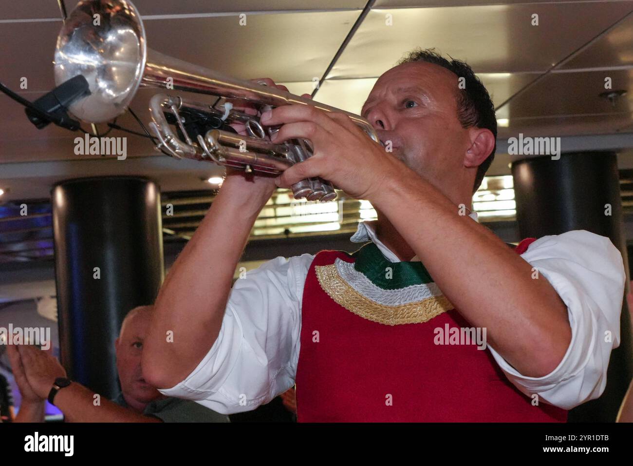 Die jungen Zillertaler JUZI gehen für eine Woche mit rund 80 Fans auf Kreuzfahrt durch die Adria. Die jungen Zillertaler Markus Unterladstaetter aus Oesterreich beim Fanabend auf dem Schiff MSC Armonia - Kuerbisfeld die jungen Zillertaler JUZI gehen für eine Woche mit rund 80 Fans auf Kreuzfahrt durch die Adria. Deutschland, Adria, MSC Armonia, 01.11.2024 *** der junge Zillertaler JUZI ging für eine Woche mit rund 80 Fans auf eine Kreuzfahrt durch die Adria mit dem jungen Zillertaler Markus Unterladstaetter aus Österreich am Fanabend auf dem Schiff MSC Armonia Kuerbisfeld der junge Ziller Stockfoto
