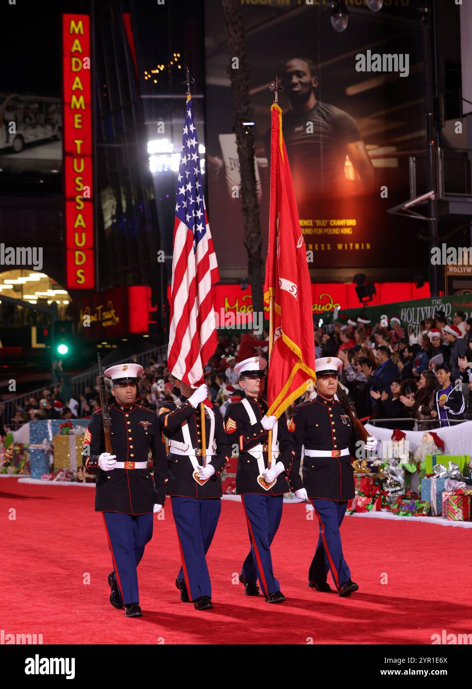 Los Angeles, Vereinigte Staaten. Dezember 2024. Die Farbwache des United States Marine Corps geht den Hollywood Blvd hinunter. Während der 92. Jährlichen Hollywood Christmas Parade in Los Angeles am Sonntag, 1. Dezember 2024. Foto: Greg Grudt/UPI Credit: UPI/Alamy Live News Stockfoto