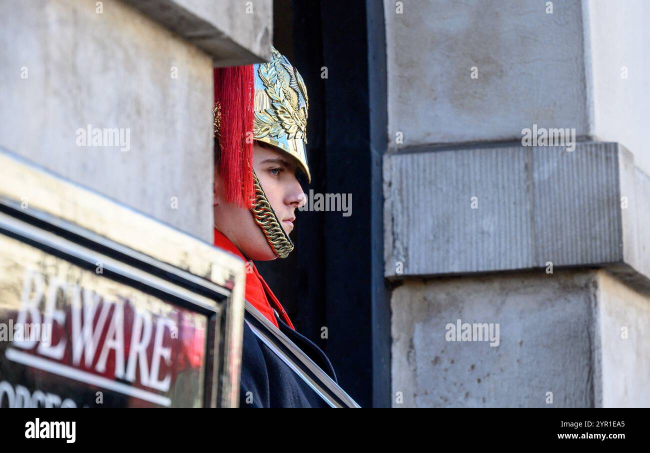 London, Großbritannien. Mitglied der Household Cavalry (Blues und Royals) zu Pferd vor der Horseguards Parade auf Whitehall Stockfoto