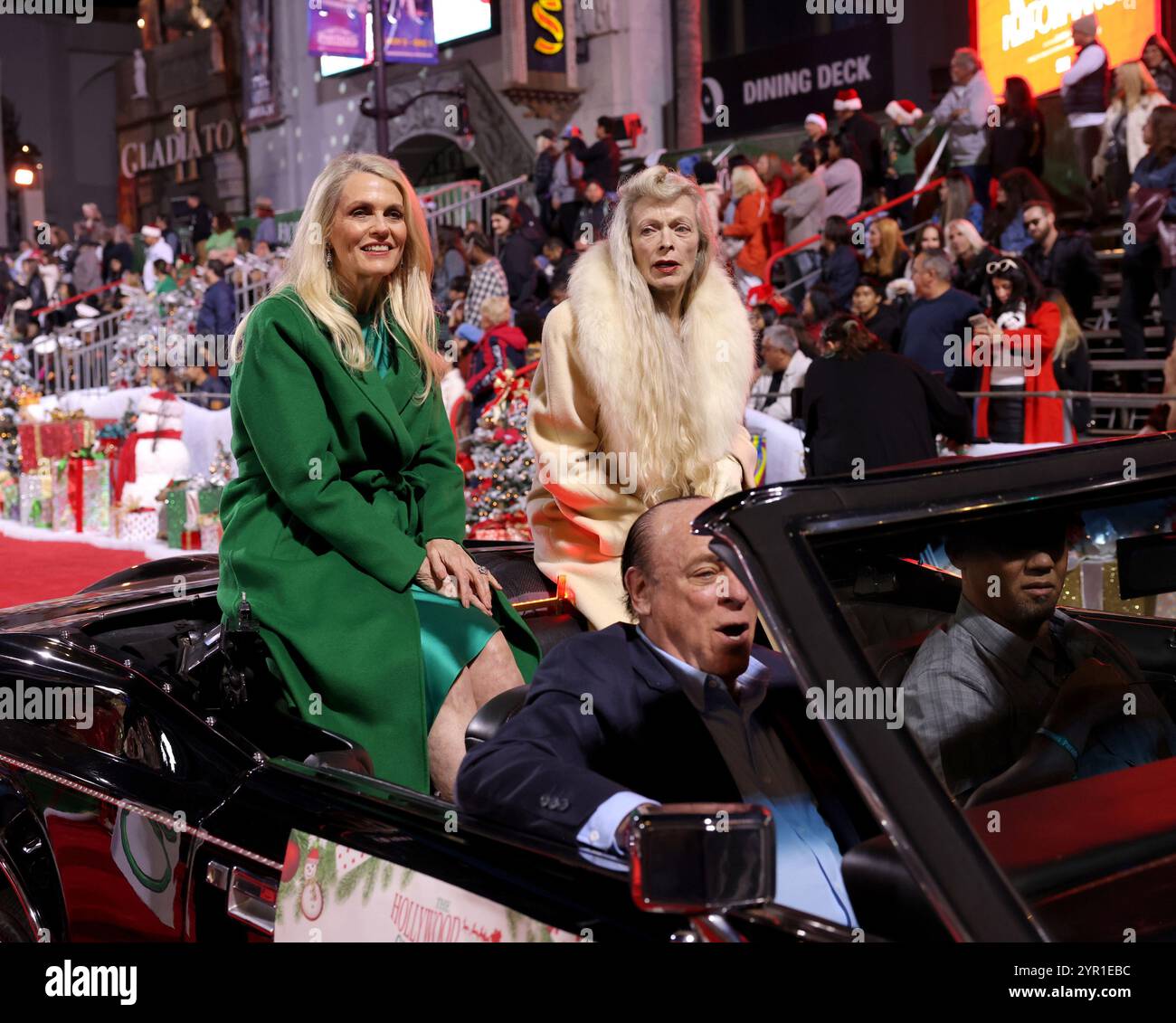 Los Angeles, Vereinigte Staaten. Dezember 2024. Nancy Davis und Frances Fisher fahren auf dem Hollywood Blvd. Während der 92. Jährlichen Hollywood Christmas Parade in Los Angeles am Sonntag, 1. Dezember 2024. Foto: Greg Grudt/UPI Credit: UPI/Alamy Live News Stockfoto