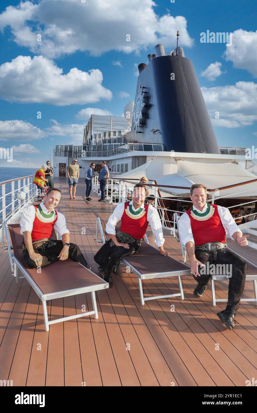 Die jungen Zillertaler JUZI gehen für eine Woche mit rund 80 Fans auf Kreuzfahrt durch die Adria. Die jungen Zillertaler Daniel Prantl, Markus Unterladstaetter, Michael Ringler - Kuerbisfeld die jungen Zillertaler JUZI gehen für eine Woche mit rund 80 Fans auf Kreuzfahrt durch die Adria. Deutschland, Adria, MSC Armonia, 01.11.2024 *** die junge Zillertal JUZI unternahm eine Woche lang eine Kreuzfahrt durch die Adria mit rund 80 Fans die junge Zillertal JUZI Daniel Prantl, Markus Unterladstaetter, Michael Ringler Kuerbisfeld die junge Zillertal JUZI unternahm eine Kreuzfahrt durch die Adria S Stockfoto