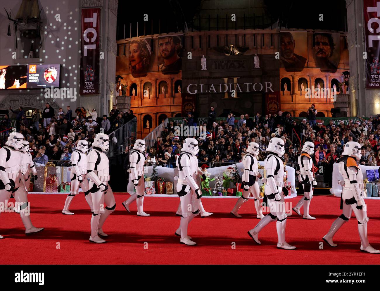 Los Angeles, Vereinigte Staaten. Dezember 2024. Star Wars Charaktere, die den Hollywood Blvd hinunterlaufen. Während der 92. Jährlichen Hollywood Christmas Parade in Los Angeles am Sonntag, 1. Dezember 2024. Foto: Greg Grudt/UPI Credit: UPI/Alamy Live News Stockfoto